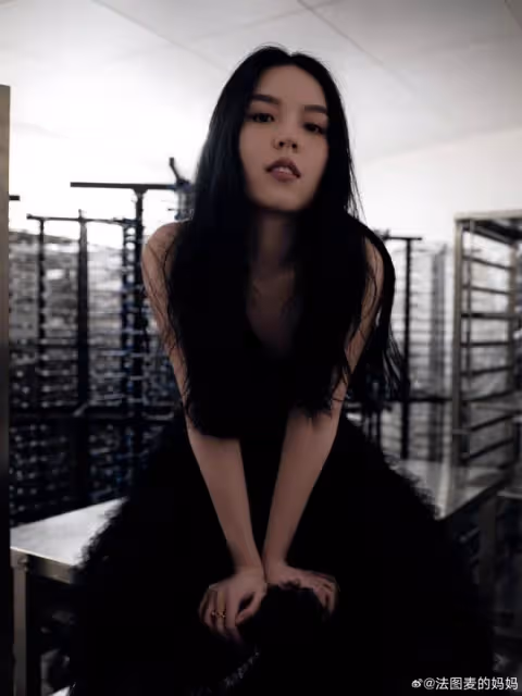 李詠女兒首次公開亮相,穿露背裙超驚艷,生圖被嘲與精修判若兩人