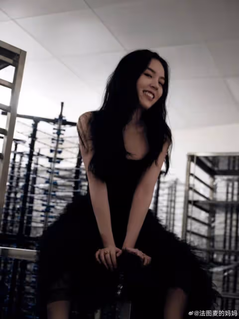 李詠女兒首次公開亮相,穿露背裙超驚艷,生圖被嘲與精修判若兩人