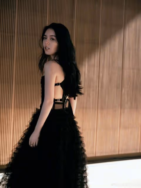 李詠女兒首次公開亮相,穿露背裙超驚艷,生圖被嘲與精修判若兩人