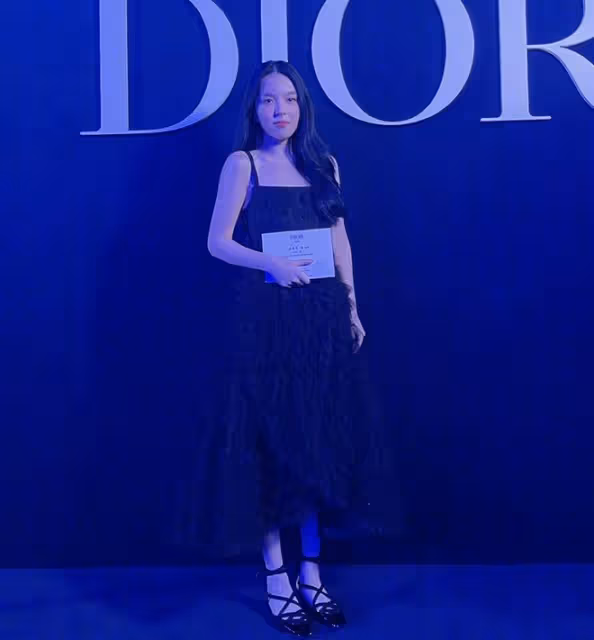 李詠女兒首次公開亮相，穿露背裙超驚艷，生圖被嘲與精修判若兩人