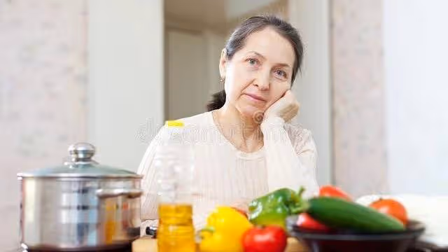 故事：婆婆為了給小姑子買蘋果手機裝病騙錢，老公把她倆都趕走了