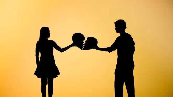 老公說你不賣房給我媽治病,就離婚,我乾脆利落拿出了離婚協議書