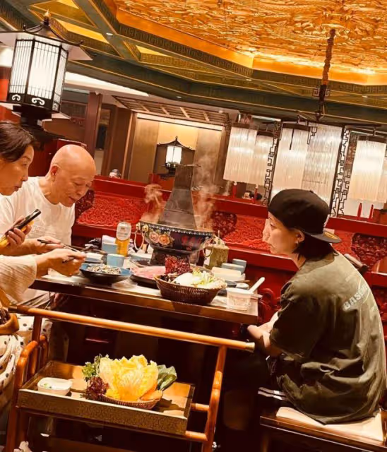李斯丹妮陪父母吃火鍋被偶遇,素顏露面近照憔悴,爸爸還撞臉葛優
