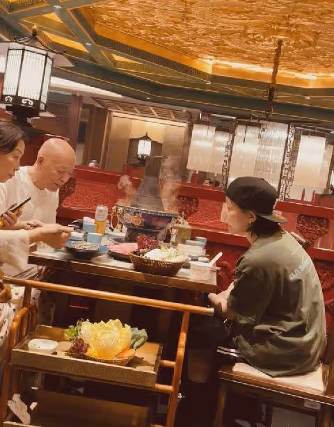 李斯丹妮陪父母吃火鍋被偶遇,素顏露面近照憔悴,爸爸還撞臉葛優