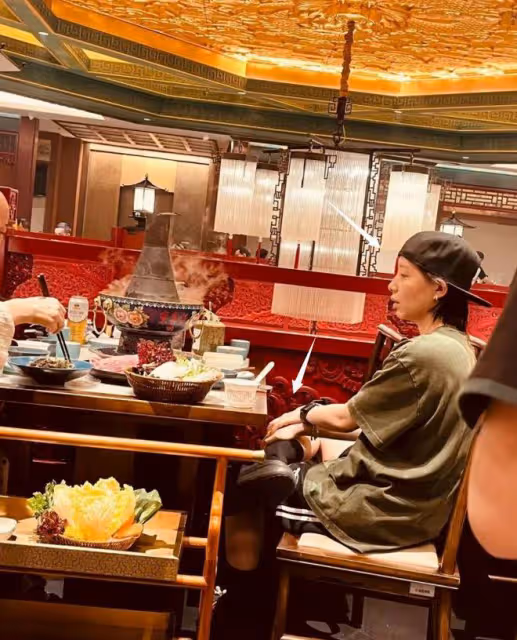 李斯丹妮陪父母吃火鍋被偶遇,素顏露面近照憔悴,爸爸還撞臉葛優