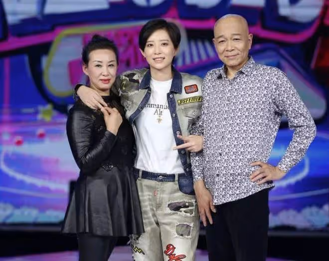 李斯丹妮陪父母吃火鍋被偶遇,素顏露面近照憔悴,爸爸還撞臉葛優