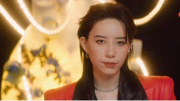 李斯丹妮陪父母吃火鍋被偶遇,素顏露面近照憔悴,爸爸還撞臉葛優
