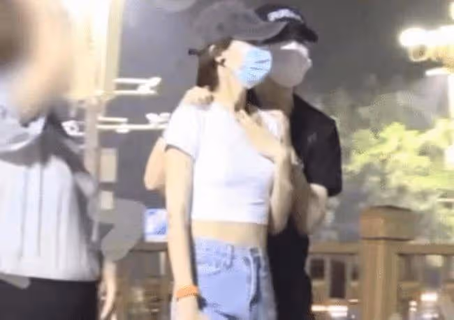 李斯丹妮陪父母吃火鍋被偶遇,素顏露面近照憔悴,爸爸還撞臉葛優