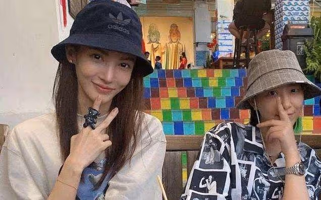 李斯丹妮陪父母吃火鍋被偶遇,素顏露面近照憔悴,爸爸還撞臉葛優