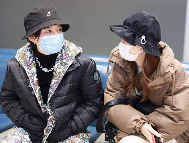 李斯丹妮陪父母吃火鍋被偶遇,素顏露面近照憔悴,爸爸還撞臉葛優