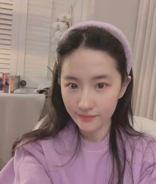 劉亦菲《玫瑰故事》路透,雙麻花辮造型少女感十足,近照白到發光