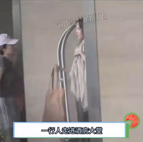劉亦菲《玫瑰故事》路透,雙麻花辮造型少女感十足,近照白到發光