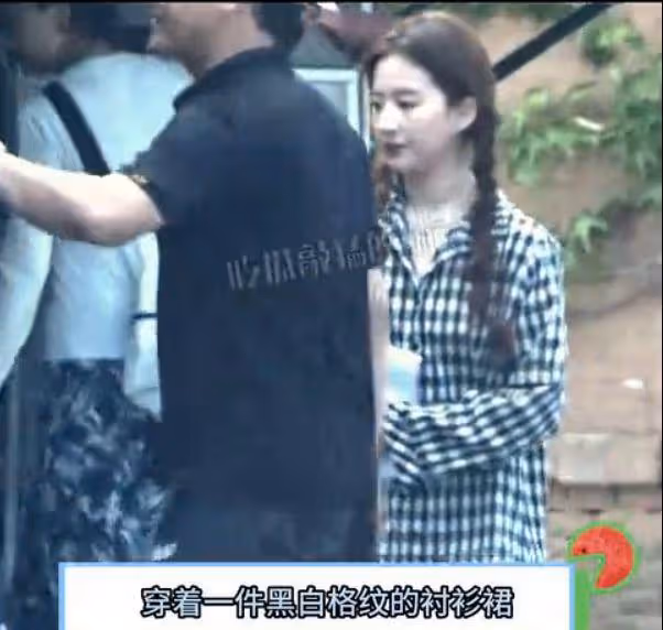 劉亦菲《玫瑰故事》路透,雙麻花辮造型少女感十足,近照白到發光