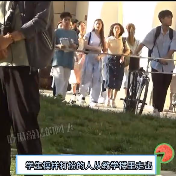 劉亦菲《玫瑰故事》路透,雙麻花辮造型少女感十足,近照白到發光