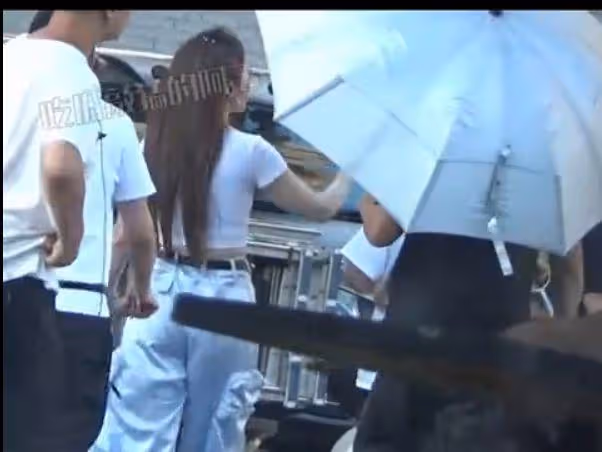劉亦菲《玫瑰故事》路透,雙麻花辮造型少女感十足,近照白到發光