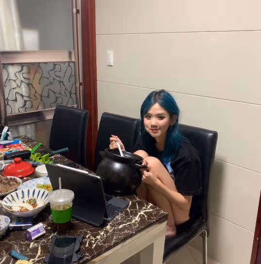 千萬粉絲網紅曬近照惹爭議,穿丁字褲大秀好身材,被吐槽刻意擦別