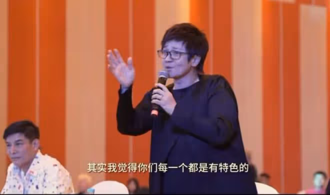 柯以敏再惹爭議,《好聲音》現場教學演唱代表作,被吐槽愛出風頭