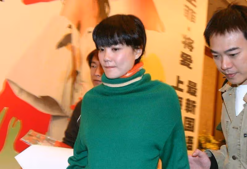 王菲罕秀甜妹穿搭!齊劉海+毛衣裙美過小青霞,謝霆鋒沒看走眼