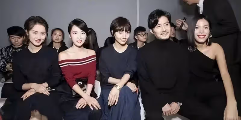 李念和袁泉同框，你終於會看到小女子和大女英雄的氣質差別有多大了