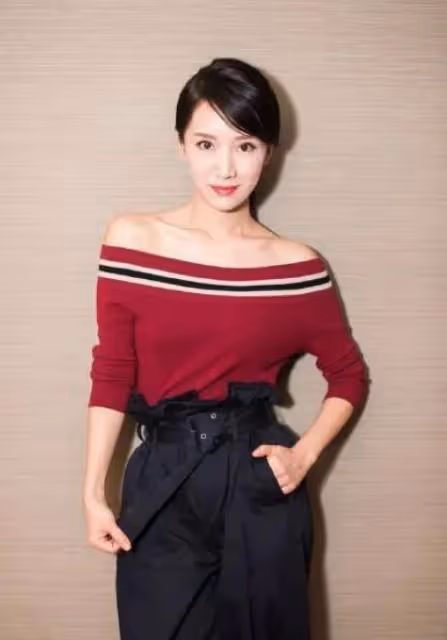 李念和袁泉同框，你終於會看到小女子和大女英雄的氣質差別有多大了