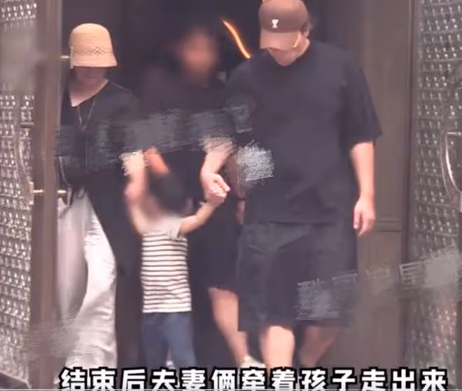 馬麗與小11歲老公帶兒子聚餐,一家三口罕見同框,手牽手超幸福
