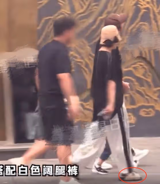 馬麗與小11歲老公帶兒子聚餐,一家三口罕見同框,手牽手超幸福