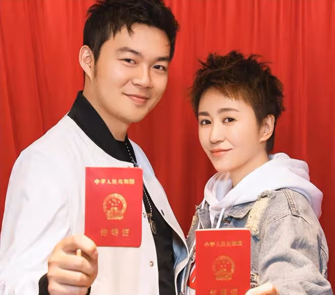 馬麗與小11歲老公帶兒子聚餐,一家三口罕見同框,手牽手超幸福