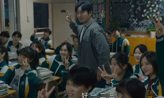 《追光的日子》豹紋女愛上老師?郝楠原生家庭,為他造就了兩副面孔