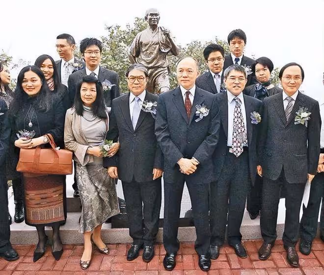 霍啟剛參加爺爺霍英東紀念活動,合照曝光,坐在第一排,彰顯地位