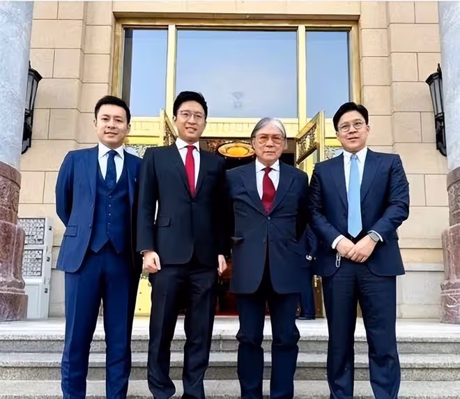 霍啟剛參加爺爺霍英東紀念活動,合照曝光,坐在第一排,彰顯地位