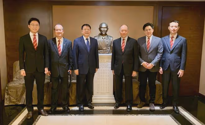 霍啟剛參加爺爺霍英東紀念活動,合照曝光,坐在第一排,彰顯地位