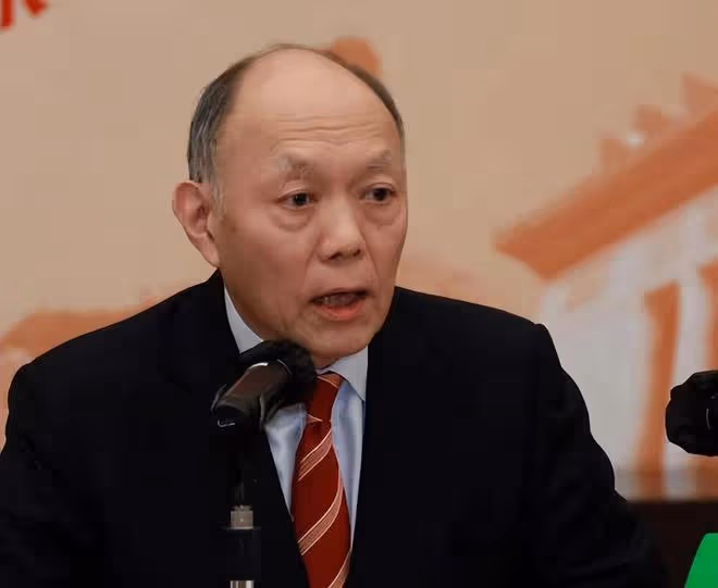霍啟剛參加爺爺霍英東紀念活動,合照曝光,坐在第一排,彰顯地位