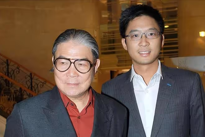 霍啟剛參加爺爺霍英東紀念活動,合照曝光,坐在第一排,彰顯地位