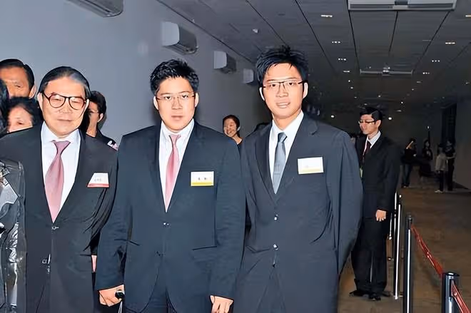 霍啟剛參加爺爺霍英東紀念活動,合照曝光,坐在第一排,彰顯地位