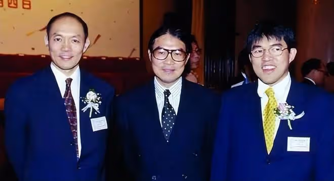 霍啟剛參加爺爺霍英東紀念活動,合照曝光,坐在第一排,彰顯地位