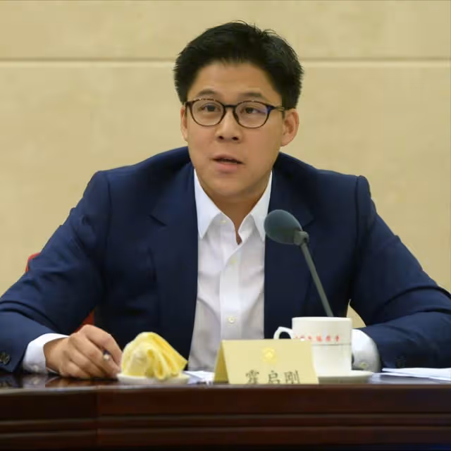 霍啟剛參加爺爺霍英東紀念活動,合照曝光,坐在第一排,彰顯地位