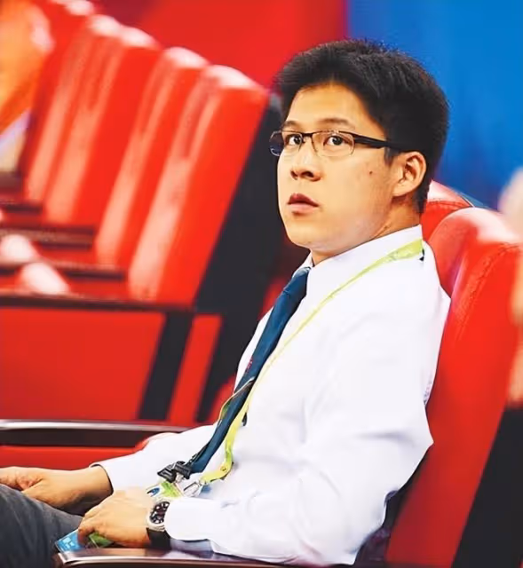 霍啟剛參加爺爺霍英東紀念活動,合照曝光,坐在第一排,彰顯地位