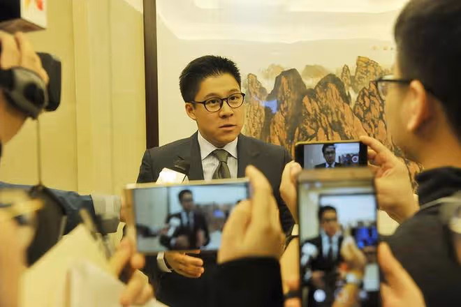 霍啟剛參加爺爺霍英東紀念活動,合照曝光,坐在第一排,彰顯地位