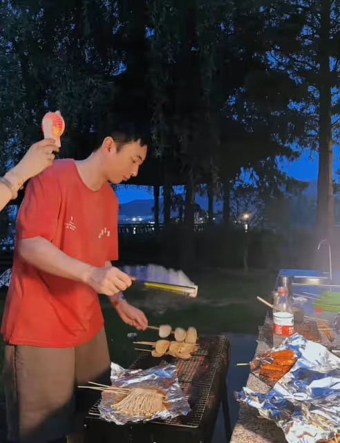 7月13日王思聰上熱搜!不是剪了新髮型,而是跟眾多美女一起烤串