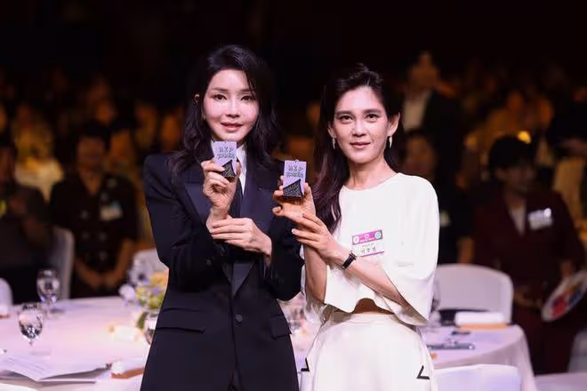 三星長公主李富真閃耀晚宴!薄紗黑裙超美,卻不如韓國第一夫人嫩
