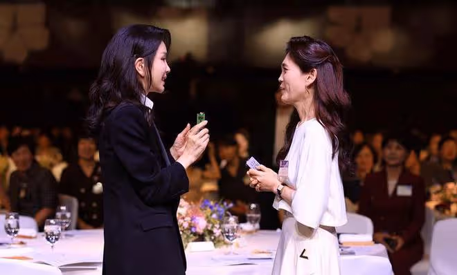 三星長公主李富真閃耀晚宴!薄紗黑裙超美,卻不如韓國第一夫人嫩