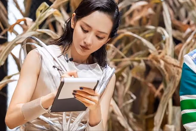 王鷗，10年前朝楊冪開了一槍，沒想到2023年，正中自己眉心！