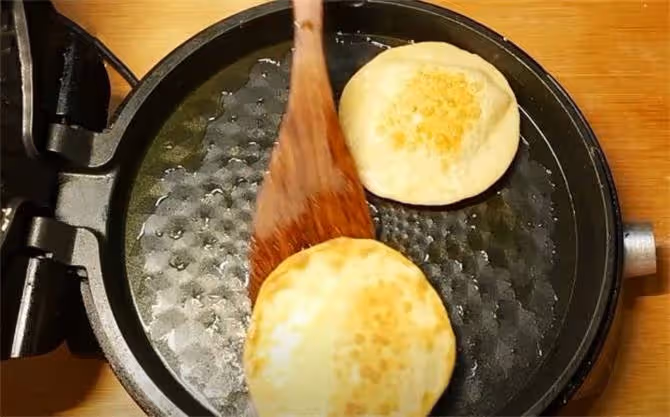 1碗麵粉,2勺白糖,不用發麵,做出的糖餅,皮薄不流糖,太好吃了