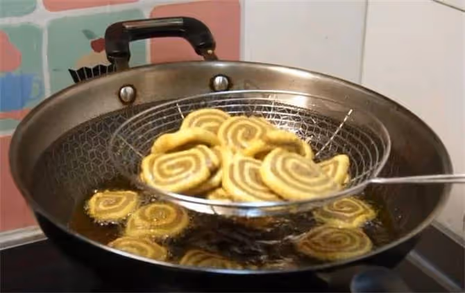 1勺可可粉,2勺麵粉,教你自製兒時小零食,嘎嘣脆口,乾淨衛生