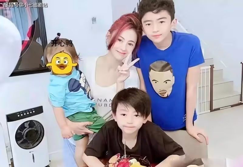 43歲張柏芝獨自帶三娃出行,神情憔悴疲態盡顯,小兒子越來越像她