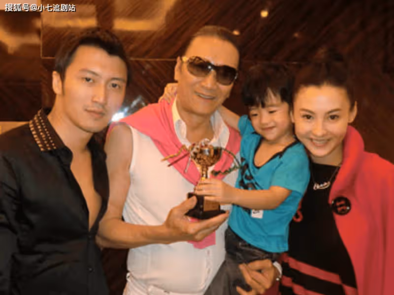 43歲張柏芝獨自帶三娃出行,神情憔悴疲態盡顯,小兒子越來越像她