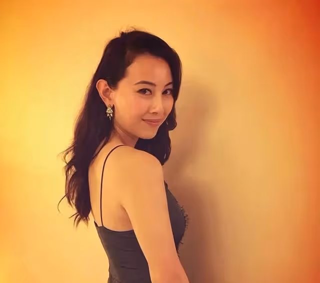 香港知名女星健康出問題,睡覺胸部有劇痛,疑被富商父子同時包養