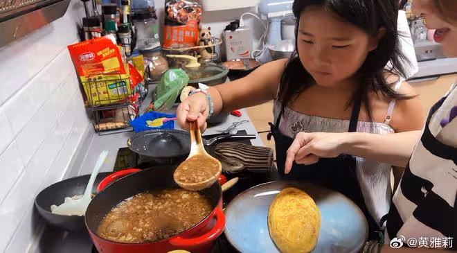何潔刁磊帶娃與黃雅莉小聚，夫妻穿情侶裝放閃，三個兒女都像媽媽