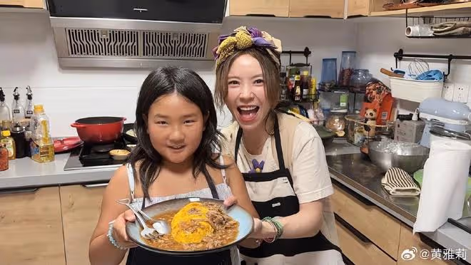 何潔刁磊帶娃與黃雅莉小聚，夫妻穿情侶裝放閃，三個兒女都像媽媽