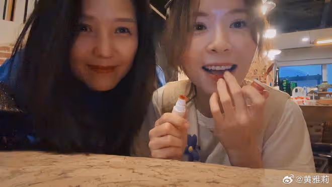 何潔刁磊帶娃與黃雅莉小聚，夫妻穿情侶裝放閃，三個兒女都像媽媽